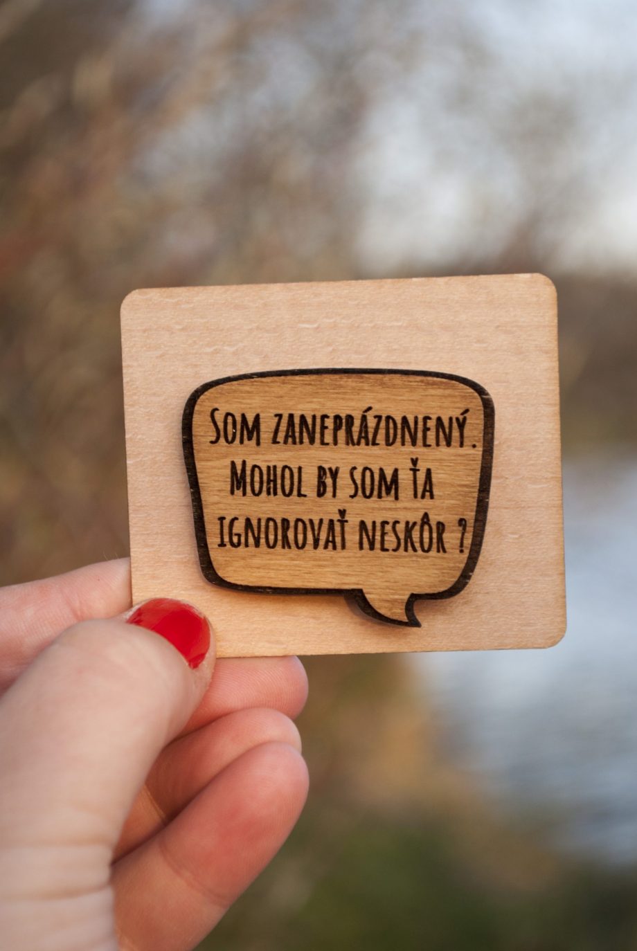 Drevený odznak - Som zaneprazdnený, mohol by som ťa ignorovať neskôr?