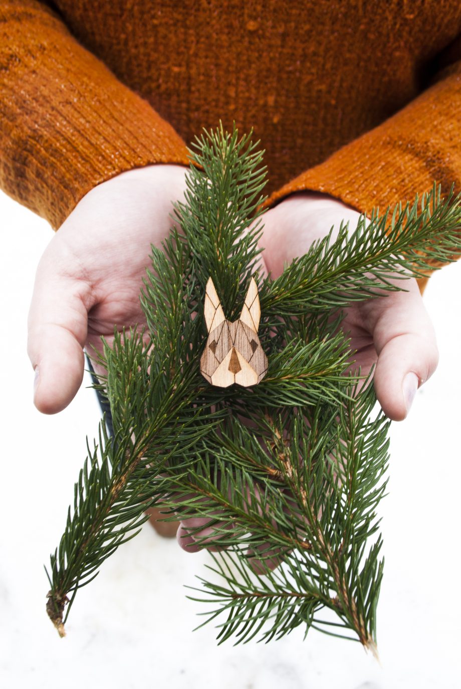 Drevená brošňa - Zajac