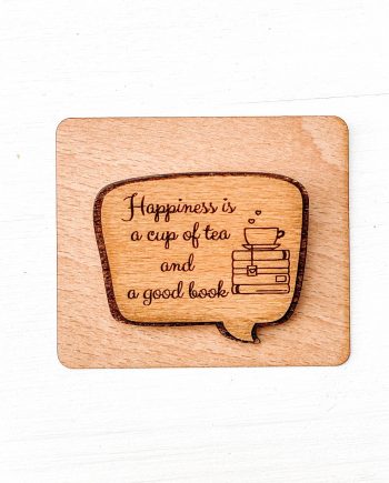 Drevený odznak - Happiness is a cup of tea and a good book